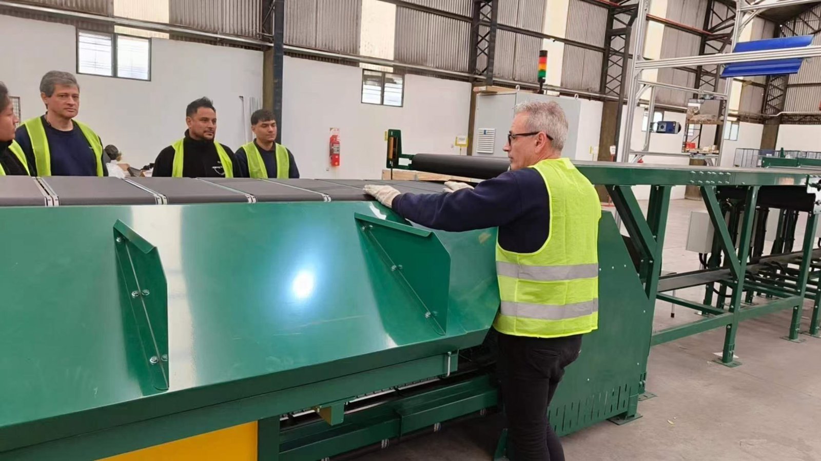 Belt conveyor feeding mixed parcels in distribution center